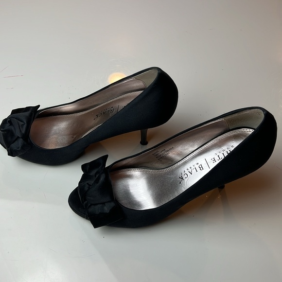 🖤WHITE HOUSE BLACK MARKET BLACK SATIN 4” OPEN TOE HEELS WITH BOW SIZE 7🖤 - Picture 15 of 16